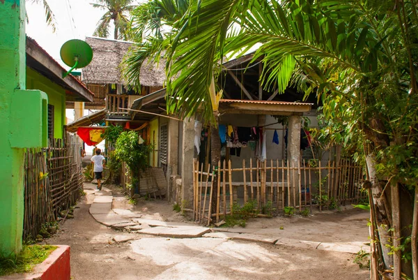 La casa rural local habitual en la isla de Apo, Filipinas — Foto de Stock