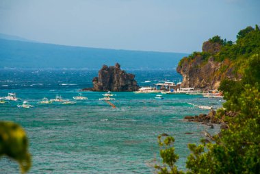 APO Adası, Filipinler, üstten görünüm: Deniz, kayalar ve tekneler.