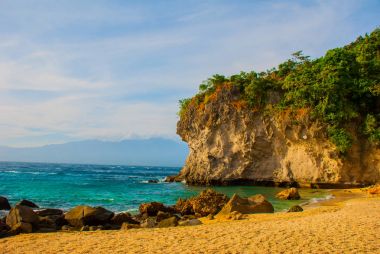 APO Adası, Filipinler, görünümü ada plaj satırındaki: kum, kaya, deniz.