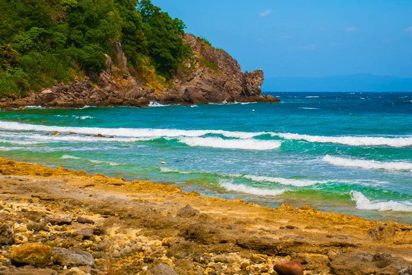 Vackra havet. APO, Filippinerna, Visa på ön strandlinjen. — Stockfoto