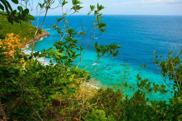 Vackra havet. APO, Filippinerna, Visa på ön strandlinjen. Vyn från toppen. — Stockfoto