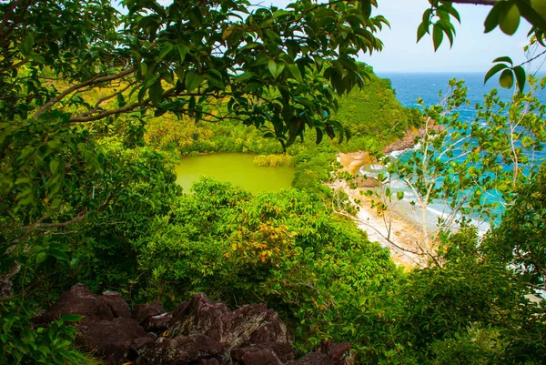 Piękne widoki na morze. APO, Filipiny, widok na wyspę plaży linii. Widok z góry. — Zdjęcie stockowe