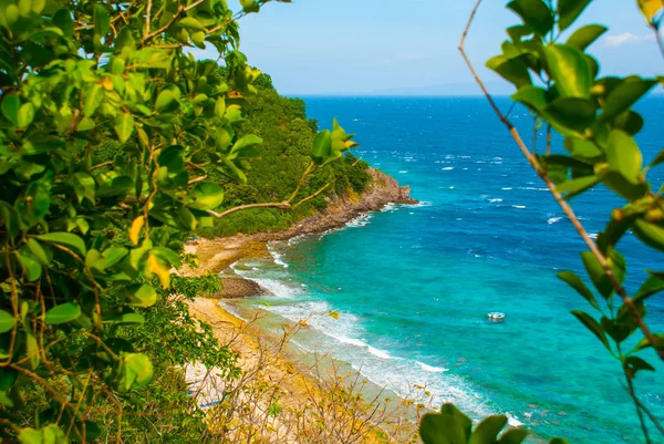 Bellissimo mare. Apo, Filippine, vista sulla spiaggia dell'isola. La vista dall'alto . — Foto Stock