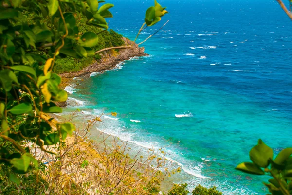 Piękne widoki na morze. APO, Filipiny, widok na wyspę plaży linii. Widok z góry. — Zdjęcie stockowe