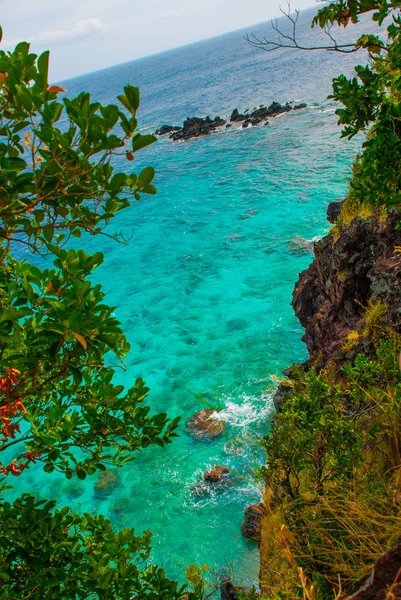 Wunderschönes Meer. apo, Philippinen, Blick auf die Strandlinie der Insel. der Blick von oben. — Stockfoto