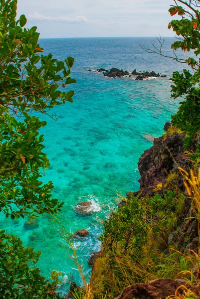 Beautiful sea. Apo, Philippines, view on island beach line. The view from the top. — Stock Photo, Image