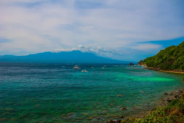 Isola di Apo, Filippine, la vista dall'alto: mare, montagna e barche . — Foto Stock