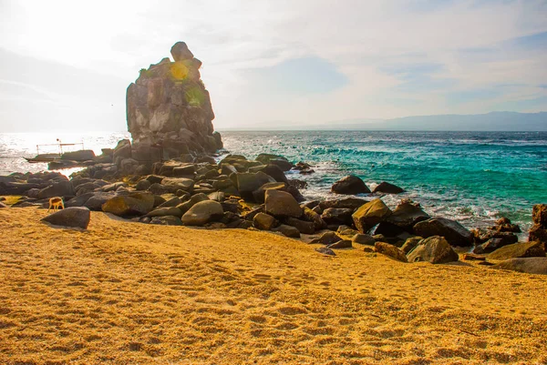 Ilha de Apo, Filipinas, vista para a linha de praia da ilha: areia, rochas, mar . — Fotografia de Stock