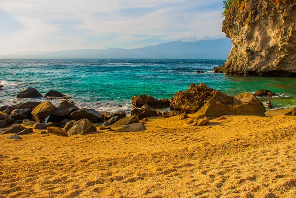 APO island, Filipiny, widok na wyspę plaży linii: piasek, skały, morze. — Zdjęcie stockowe