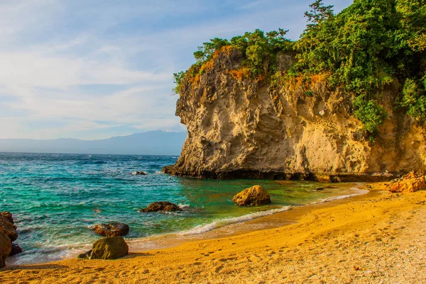 Isola di Apo, Filippine, vista sulla spiaggia dell'isola: sabbia, rocce, mare . — Foto Stock