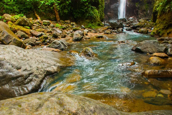 Casaroro waterval, Filippijnen. Valencia, eiland Negros. — Stockfoto