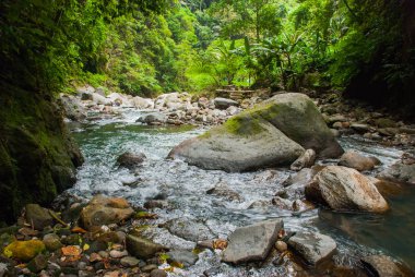 Büyük taş şelale Casaroro yakınlarında. Filipinler. Valencia, ada Negros.