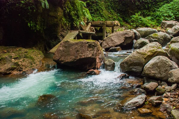 Le enormi pietre vicino alla cascata di Casaroro. Filippine. Valencia, isola di Negros . — Foto Stock