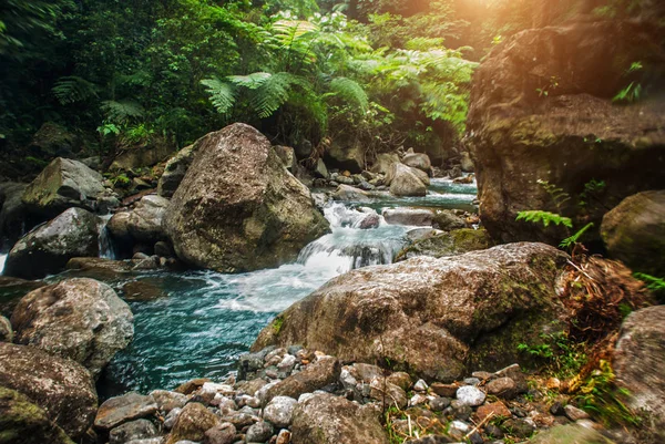 Le enormi pietre vicino alla cascata di Casaroro. Filippine. Valencia, isola di Negros . — Foto Stock