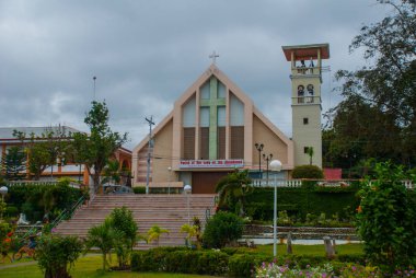 Yeşil ağaç ve Katolik Kilisesi Valencia, küçük bir kasabada ada Negros.