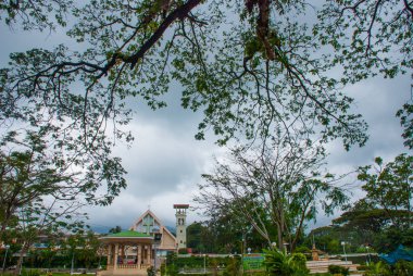 Küçük bir kasabada Valencia, ada Negros yeşil ağaç.