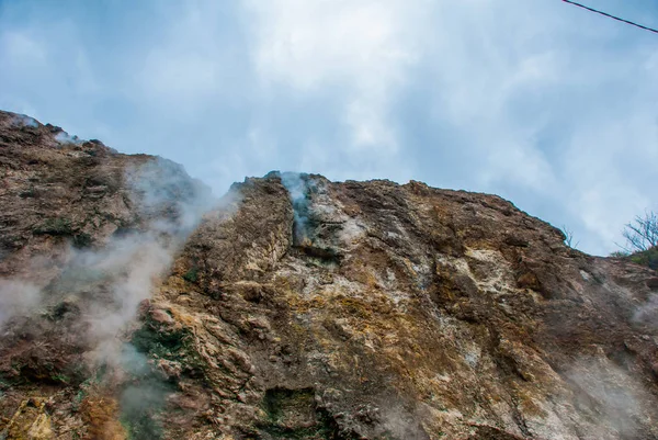 火山の山からの蒸気を白します。フィリピン。バレンシア、ネグロス島. — ストック写真