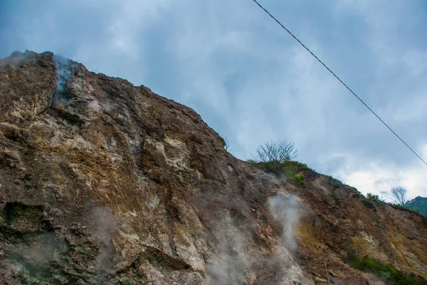 Weißer Dampf vom Berg des Vulkans. Philippinen. valencia, insel negros. — Stockfoto