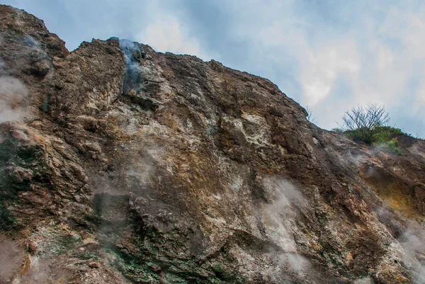 Vapor blanco de la montaña del volcán. Filipinas. Valencia, isla Negros . —  Fotos de Stock