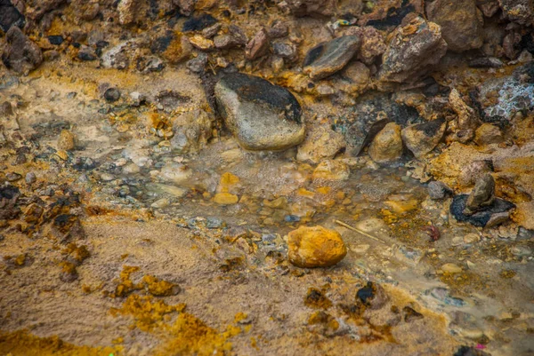 Bubbles bubbling in a puddle in the mountains with the volcano. Philippines, island Negros. — Stock Photo, Image