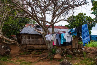 Yerel ahşap ev ve şeyler kuru Filipinler bir köyde bir ip üzerinde.