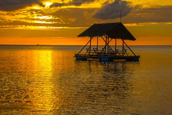 ビーチに沈む夕日。パビリオンのシルエット。パンダン、パナイ島、フィリピン. — ストック写真