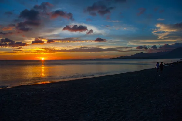 Beautiful sunset on the beach. Silhouettes people. Pandan, Panay, Philippines. — Stock Photo, Image