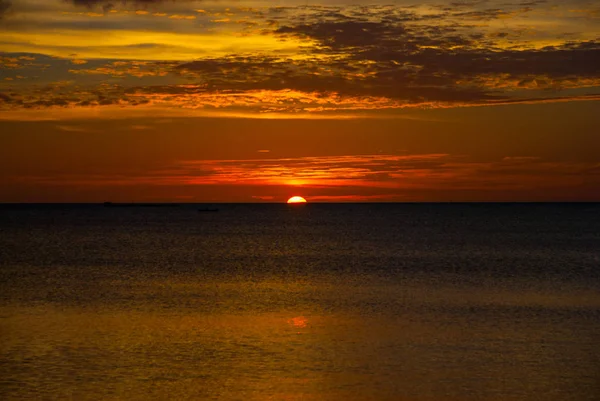 Beautiful sunset on the beach. The setting sun over the horizon. Pandan, Panay, Philippines. — Stock Photo, Image