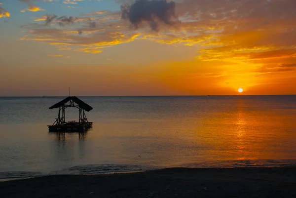 Bellissimo tramonto sulla spiaggia. La silhouette del gazebo. Pandan, Panay, Filippine . — Foto Stock