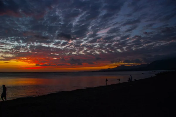 Beautiful sunset on the beach. Silhouette of people. Pandan, Panay, Philippines. — Stock Photo, Image