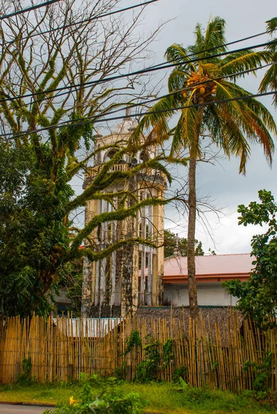 Cathédrale catholique sur le fond de palmiers aux Philippines. Pandan, Panay — Photo