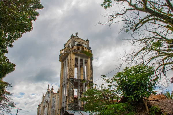 Cathédrale catholique sur fond de branches d'arbres aux Philippines. Pandan, Panay — Photo