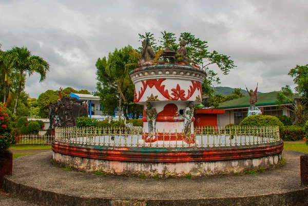 La fontaine dans le parc sans peuple Pandan. Philippines, Panay — Photo