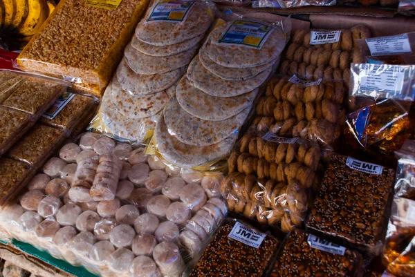 フィリピンのローカル市場で販売のお菓子. — ストック写真