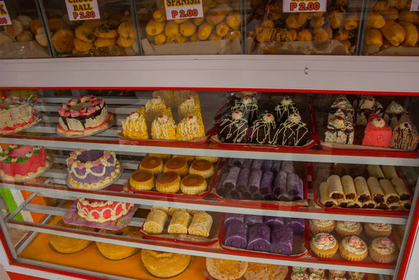 Vitrine d'une boulangerie et pâtisserie avec une variété de produits de boulangerie, pains, beignets, pâte feuilletée, gros plan. Philippines . — Photo