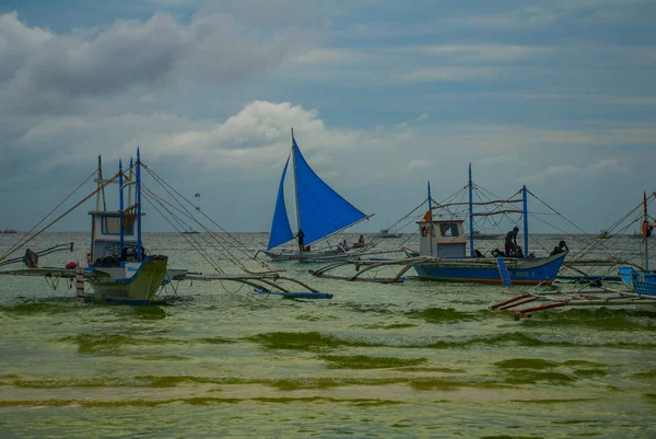 Seilebåt med blått seil på bakgrunn av skyer, Boracay Island, Filippinene – stockfoto