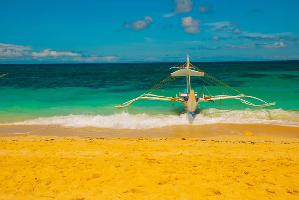 船停靠在沙滩上，长滩岛，菲律宾 — 图库照片