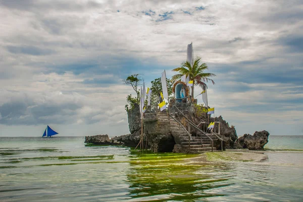 Willys Rock, situado na famosa Praia Branca, Ilha Boracay, Filipinas — Fotografia de Stock