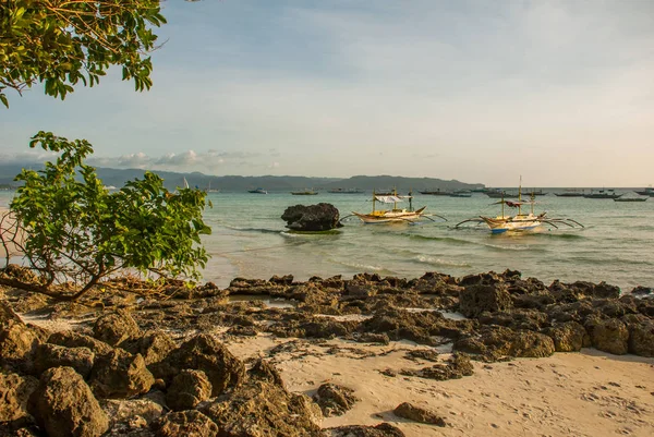 Peyzaj: uçurum ve tekneler denize sıfır. Boracay Adası. Filipinler.