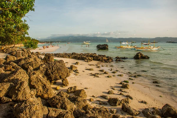 Пейзаж: скалы и море с лодками. Остров Боракай. Филиппины . — стоковое фото