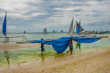 Yelkenli tekne bir arka planda bulutlar, Boracay, Filipinler