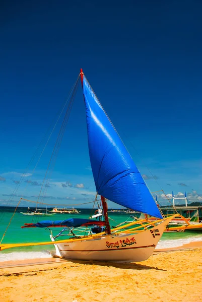 Barcos atracados en la playa de arena, isla de Boracay, Filipinas —  Fotos de Stock