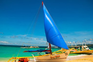 Kum plaj, Boracay Adası, Filipinler demirledi tekne