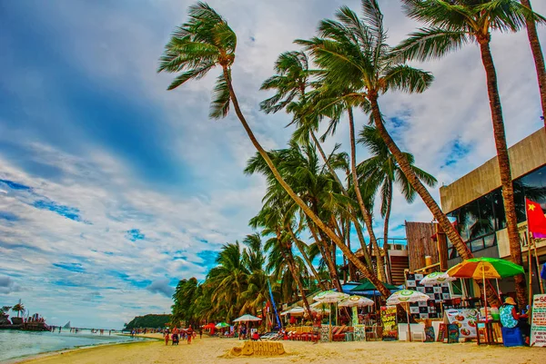 Beyaz sahilde güzel palmiye ağaçları. Boracay Adası, Filipinler