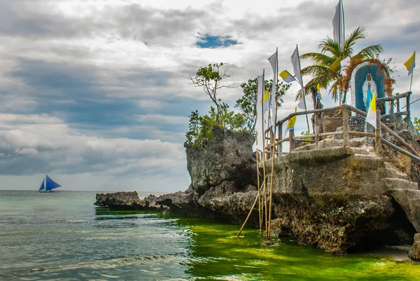 Willys Rock, situado na famosa Praia Branca, Ilha Boracay, Filipinas — Fotografia de Stock