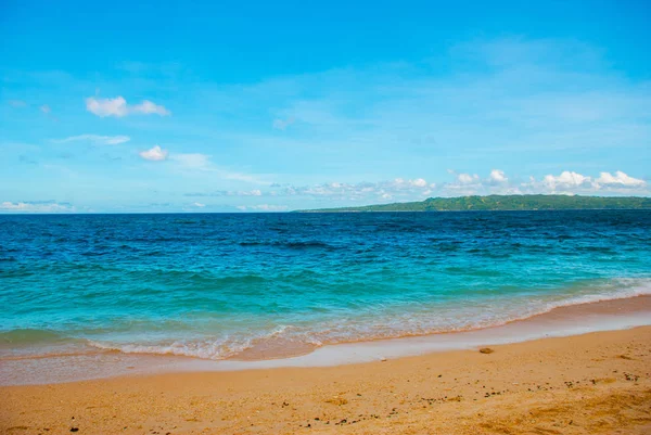 Bella spiaggia tropicale con sabbia pulita e mare limpido. Boracay, Filippine — Foto Stock