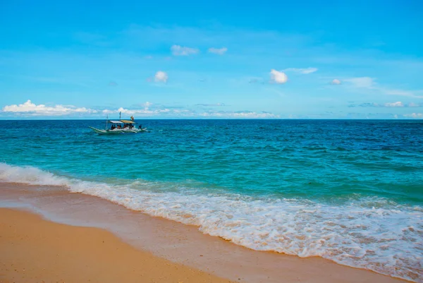 美丽的热带海滩清洁砂和明确海景。长滩岛，菲律宾 — 图库照片