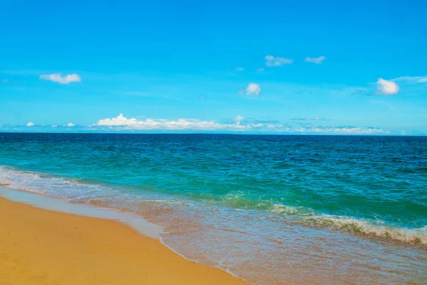 Gyönyörű trópusi beach tiszta homokos és tiszta tenger. Boracay, Fülöp-szigetek — Stock Fotó