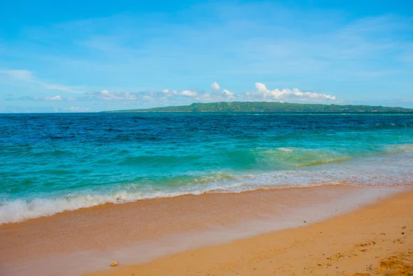 Bella spiaggia tropicale con sabbia pulita e mare limpido. Boracay, Filippine — Foto Stock