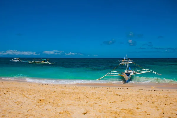 ボラカイ島、フィリピンの砂浜にドッキング ボート — ストック写真